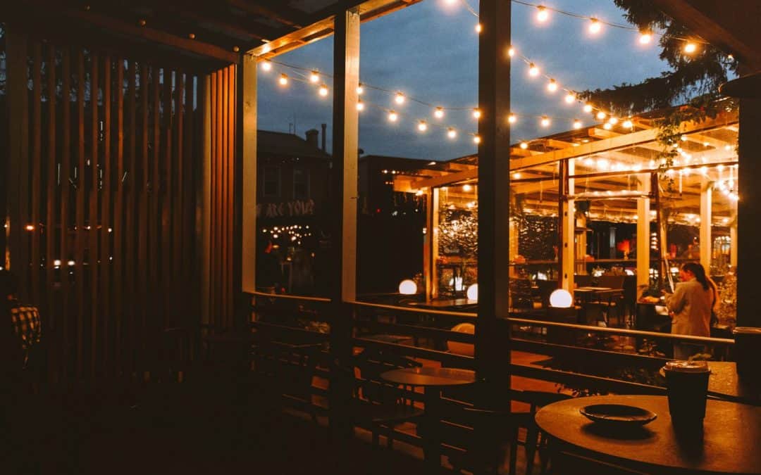 Summer Patio Season: Keeping Restaurant Linens Fresh Through Heat and Humidity